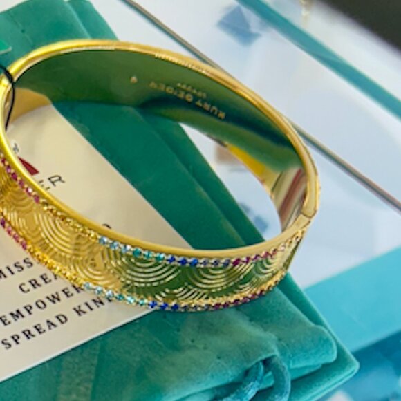NWT KURT GEIGER London Multicolor Rainbow Pavé Bangle Crystal Gold Bracelet $148 - Picture 3 of 3